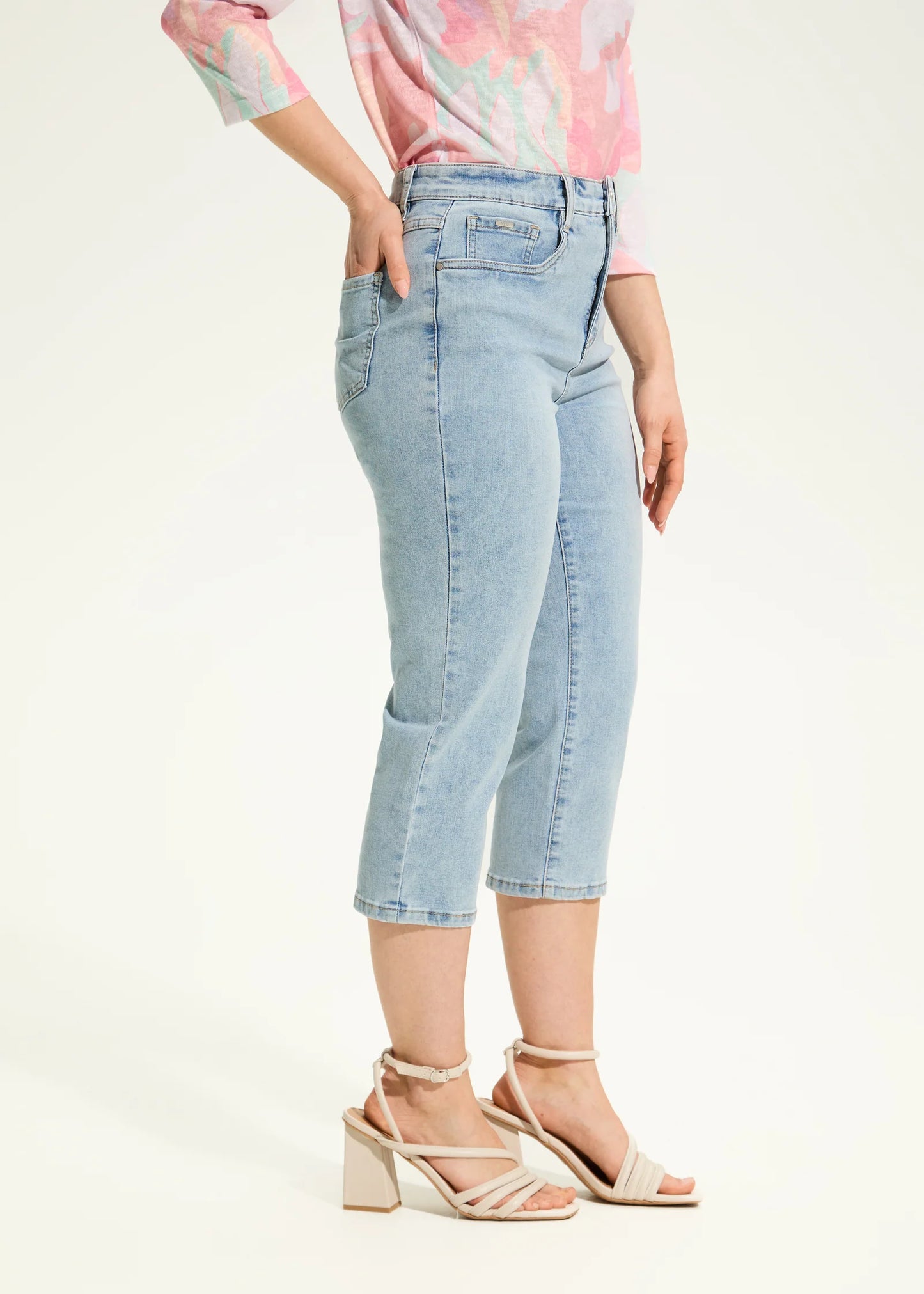 Suzanne Denim Capri, Light Wash - 6970115